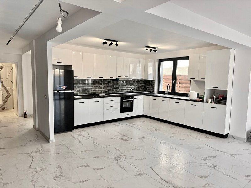 Vila cu bucatarie inclusa -otopeni central - Poză 2