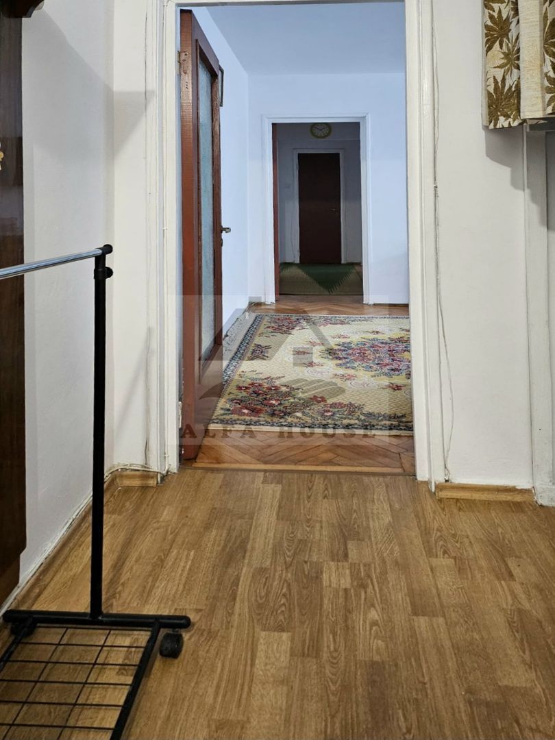 Apartament cu trei camere, zona Centrul Civic,  71 mp - Poză 2