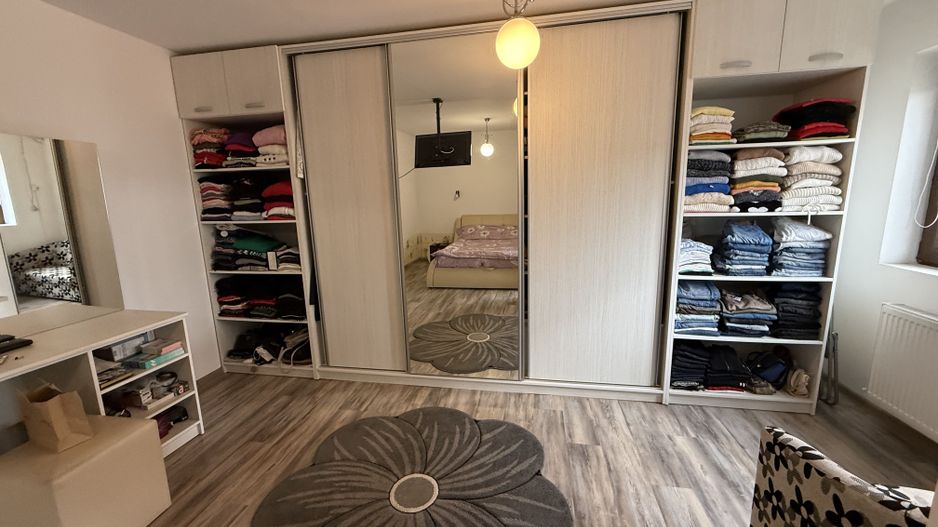 Casă înșiruită complet mobilată + curte+ 2 parcari în complex inchis! - Poză 8