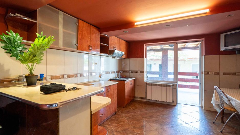 Casa cu 5 camere si 350 mp de teren in spate la parcul Salca - Poză 3