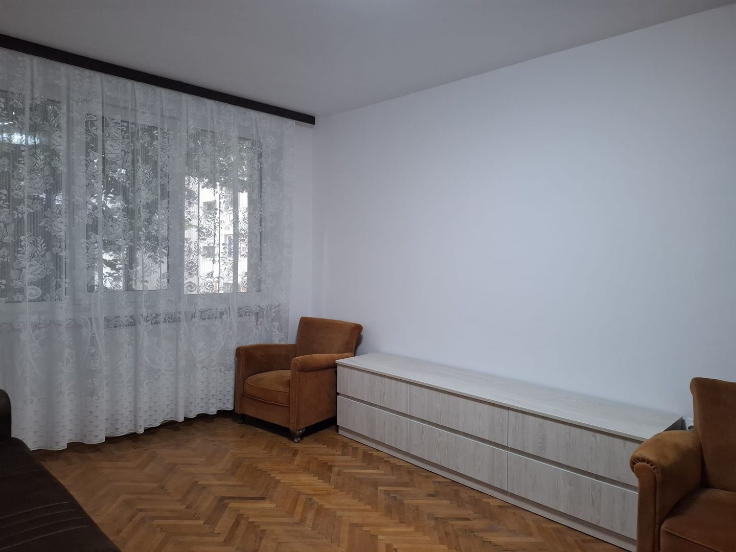 URGENT!, renovat complet, vedere spate, mobilat/utilat modern, liber - Poză 3