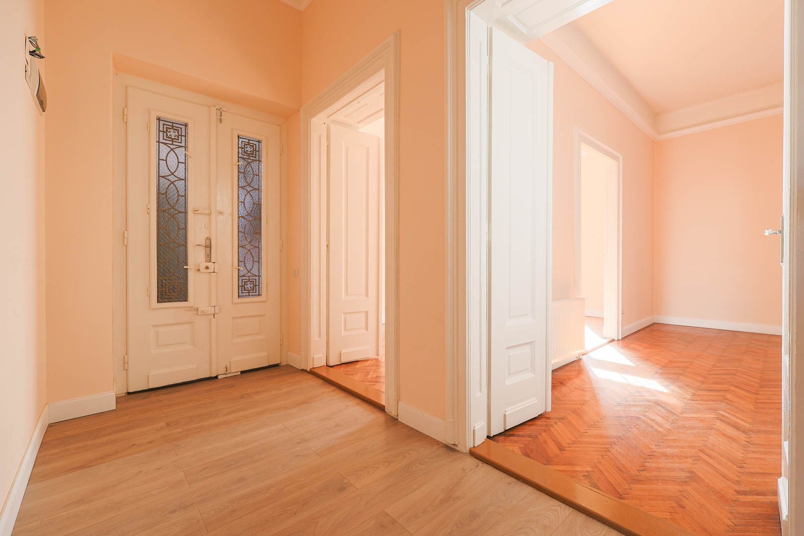 VANDUT.  Descoperă eleganța istorică în inima Aradului! - Poză 3