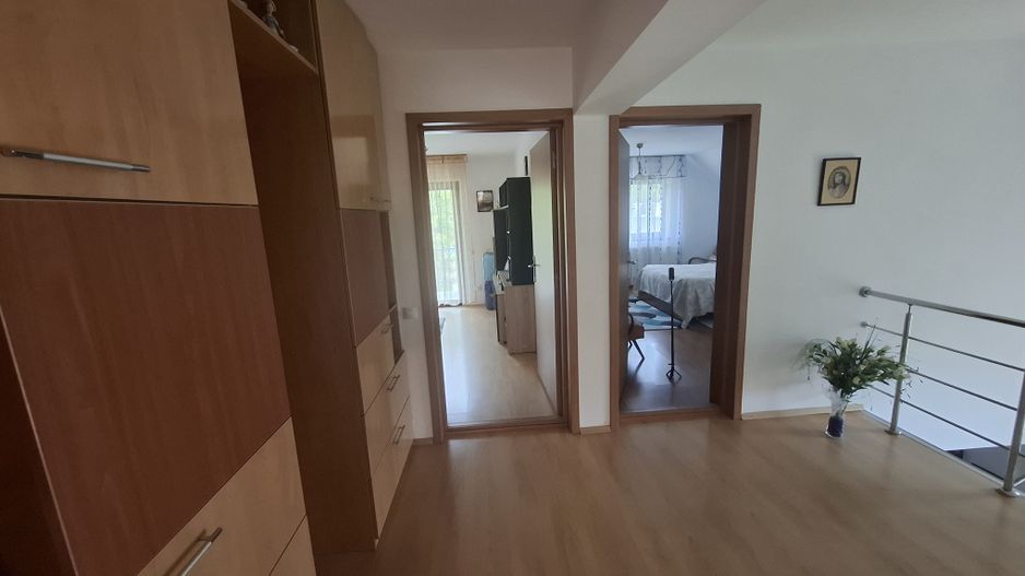 Casă individuală | 160 mp utili | 560 mp teren | Vizavi de intrarea în - Poză 12
