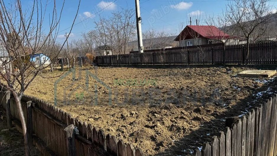 Casa locuibila, Hermeziu, 39 km de Iasi, racordata la apa - Poză 3