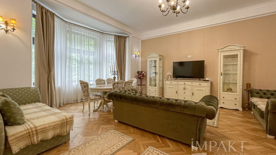 Apartament deosebit cu 3 camere, curte si parcare, aproape de Centru - Poză 1