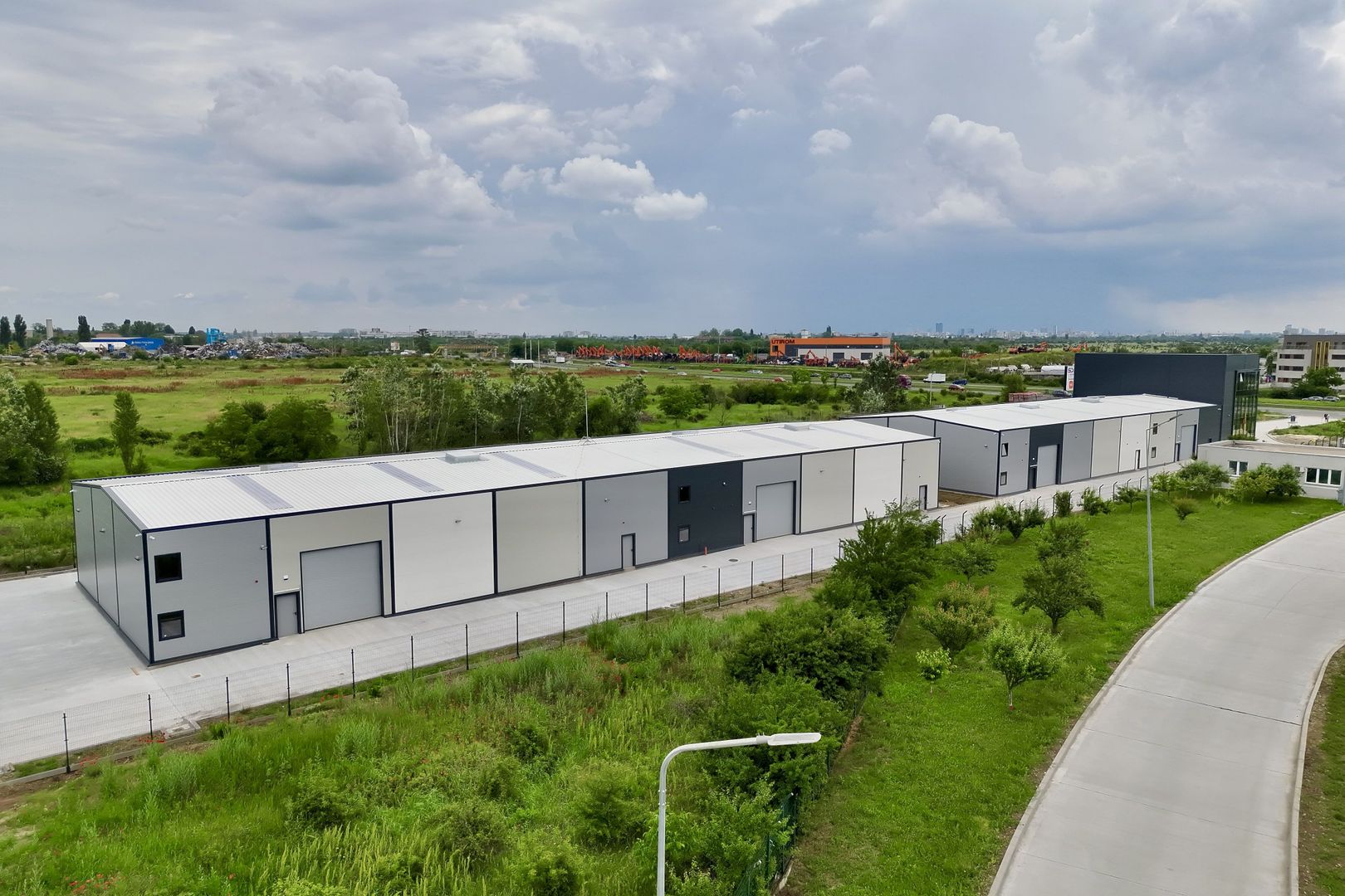 Spațiu logistic nou, cu 4 hale plus showroom și spațiu birouri P+2 - Poză 2