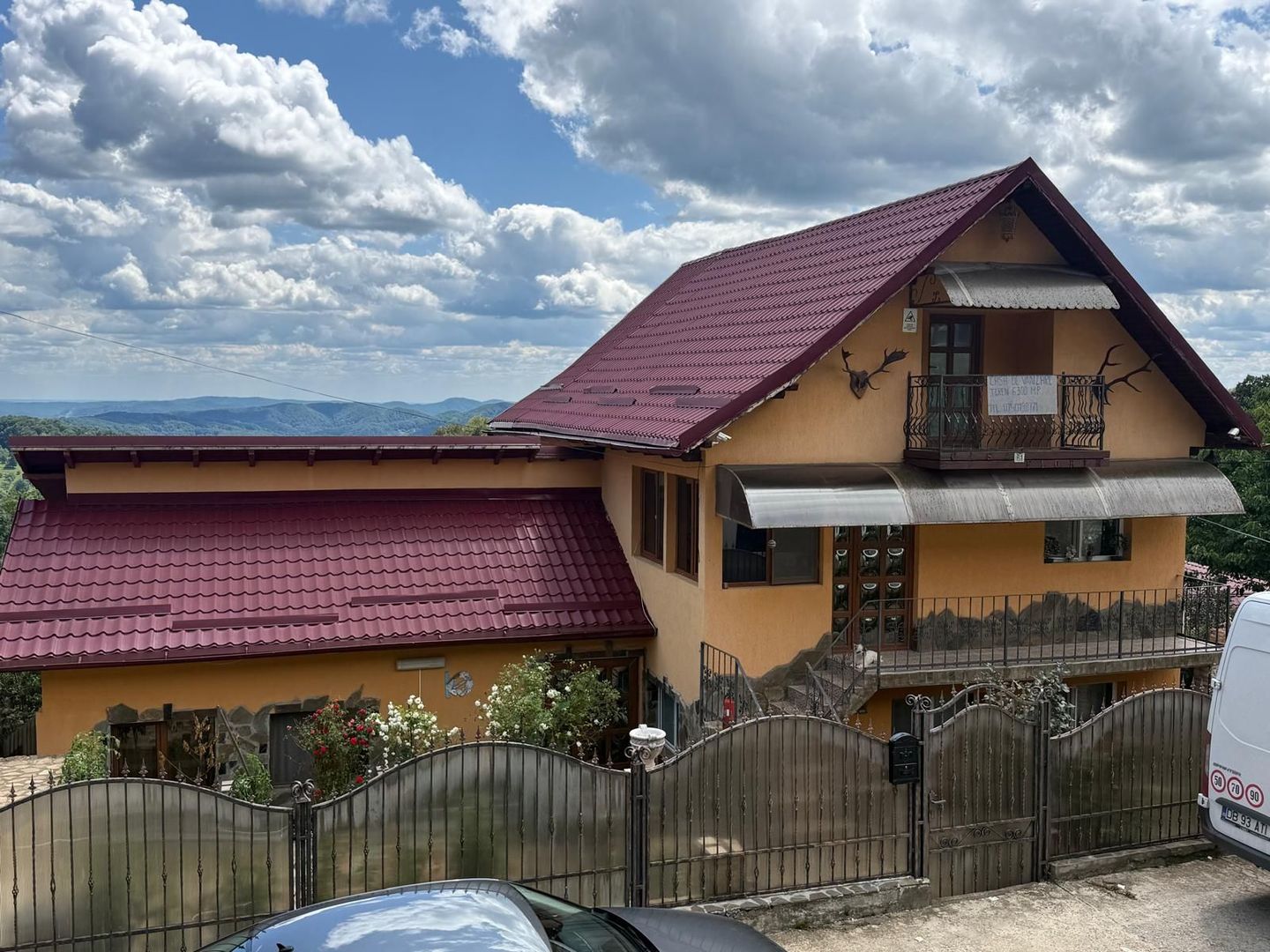 Vila S+P+1,+ garaj inchis + terasa si teren intravilan 6300 mp - Poză 3