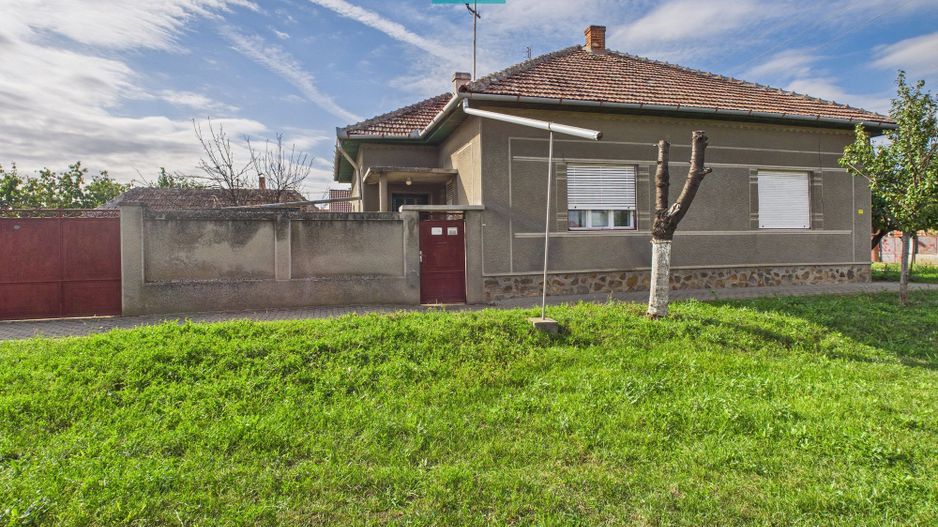 Casă cu teren generos, zonă centrală, Curtici - Poză 23