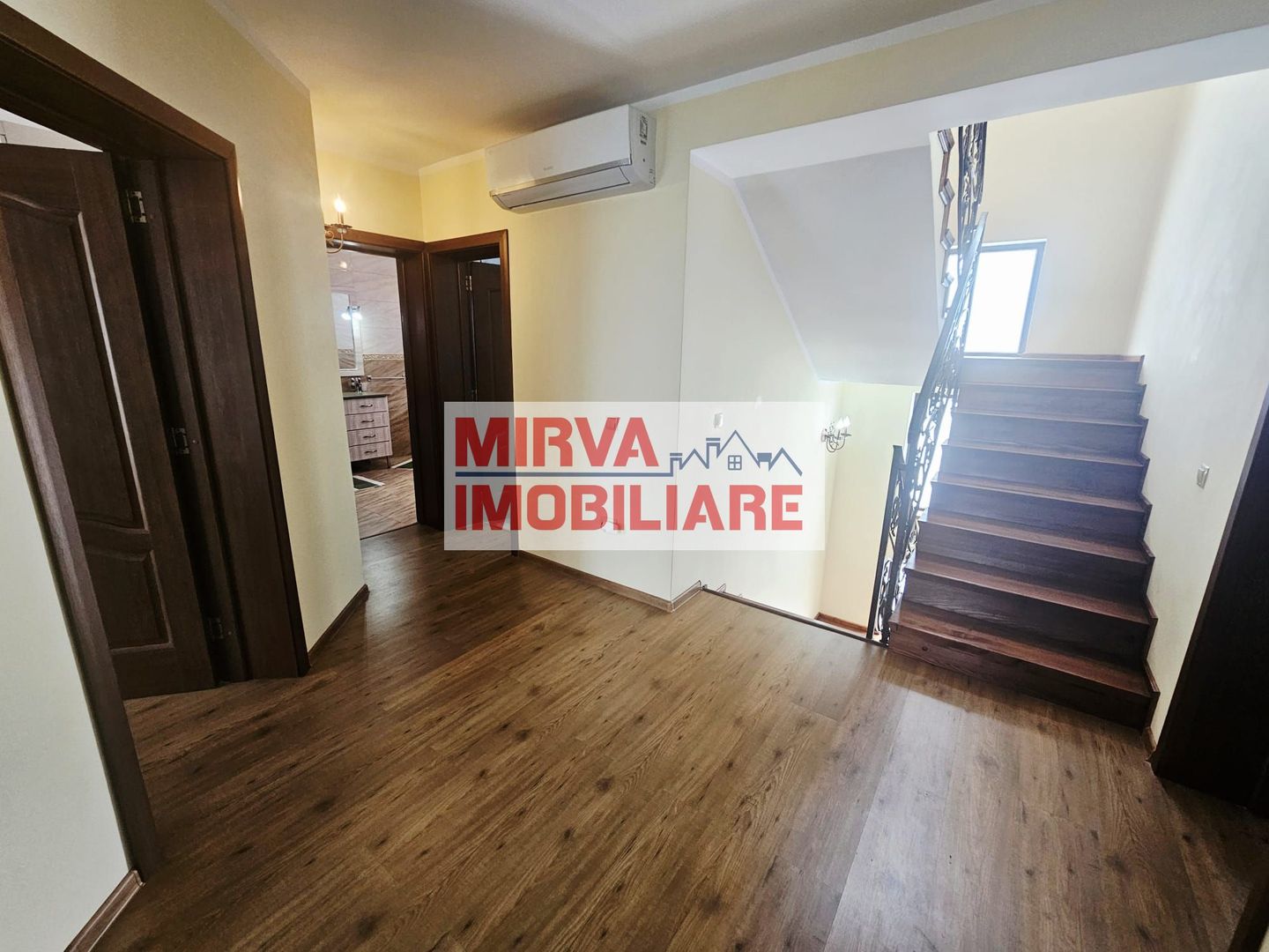 Vilă spațioasă Strejnicu S+P+1E+M, 8 camere, garaj, teren 595 mp - Poză 61