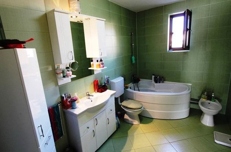 Vila spațioasă la intrare în Dumbravita - Poză 12