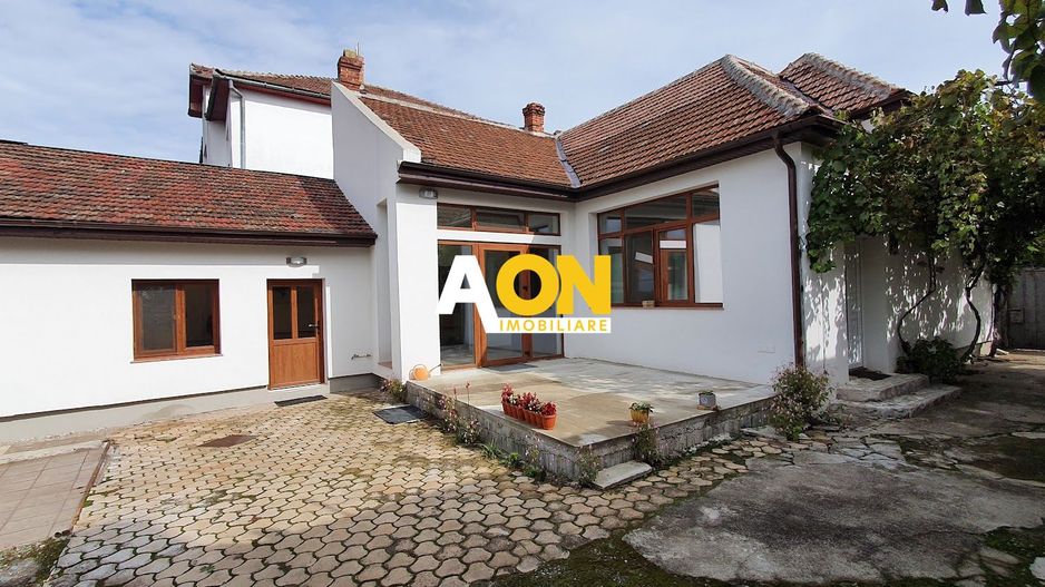 Casa 3 camere 2 bai renovata 655 mp teren Centru - Poză 1