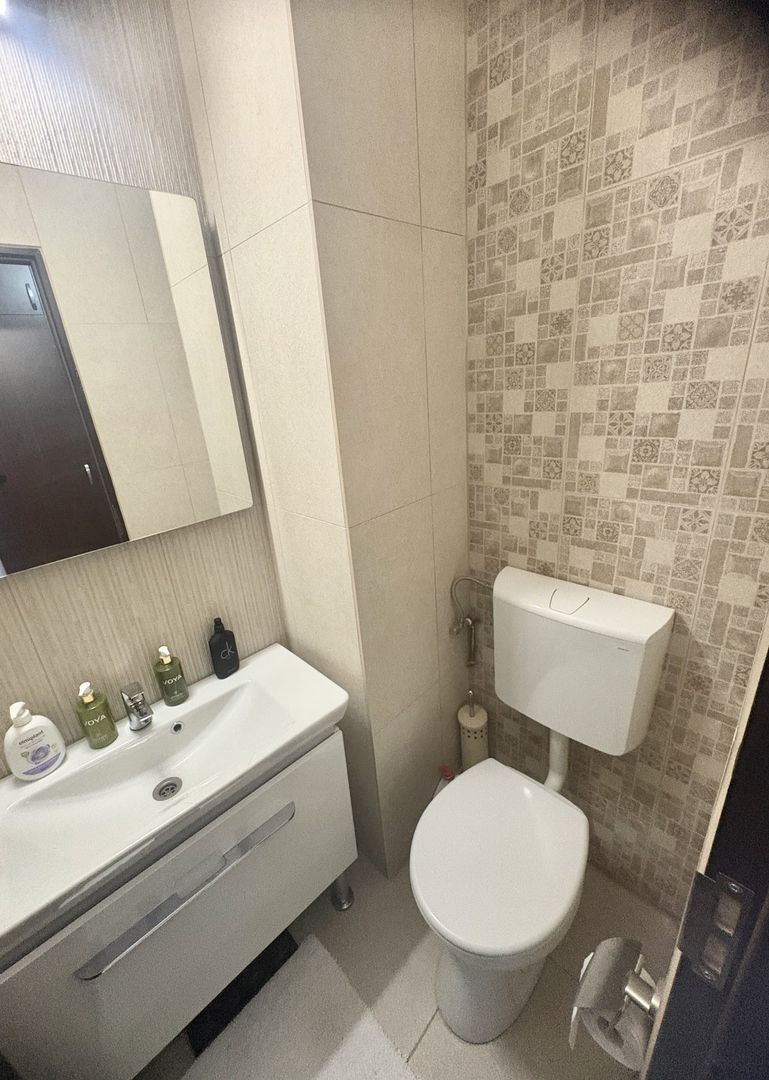 Apartament cu trei camere de vânzare, renovat complet, central - Poză 6