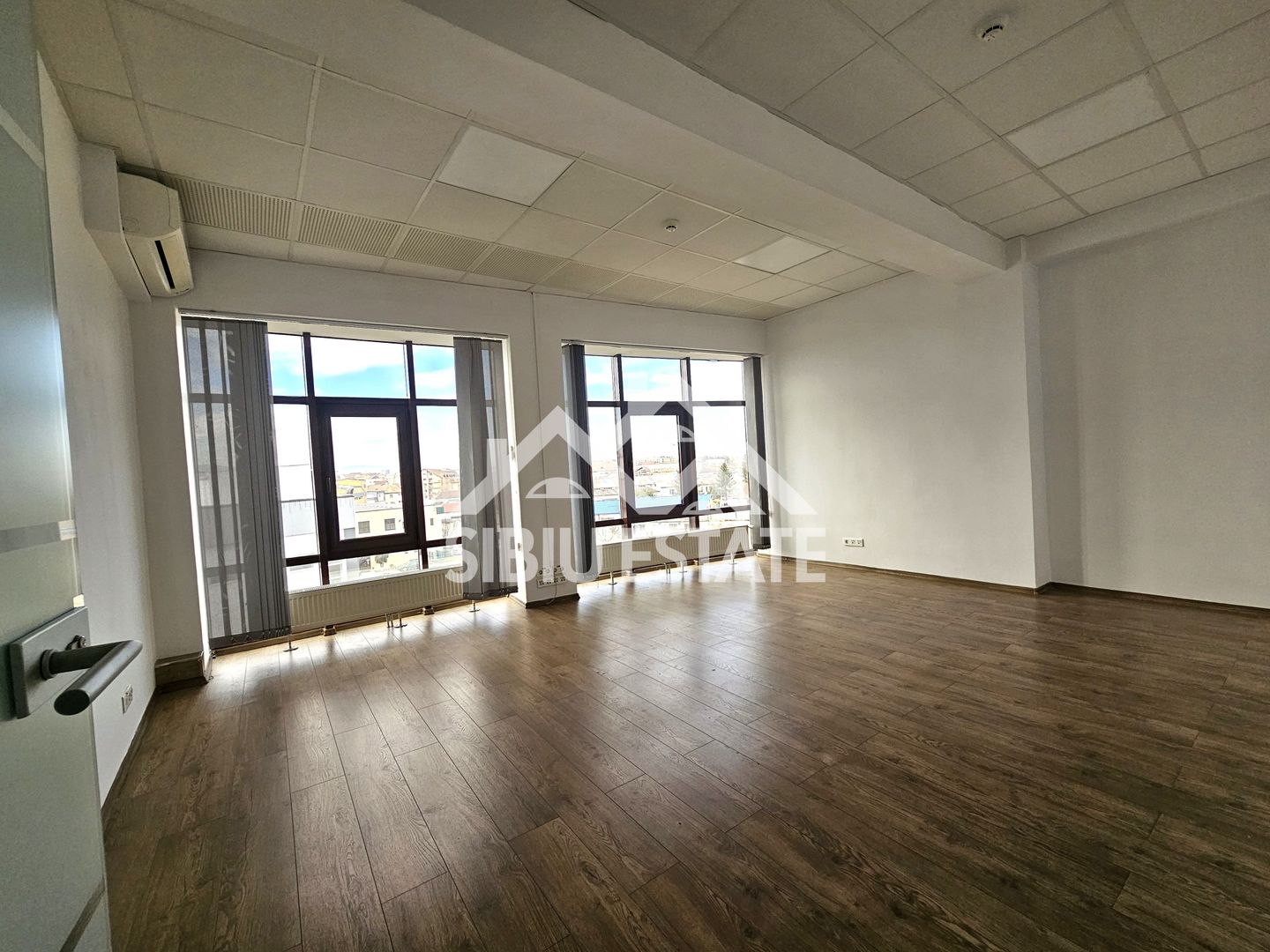 Spatiu de birouri de inchriat locatie centrala si vizibilitate buna - Poză 2