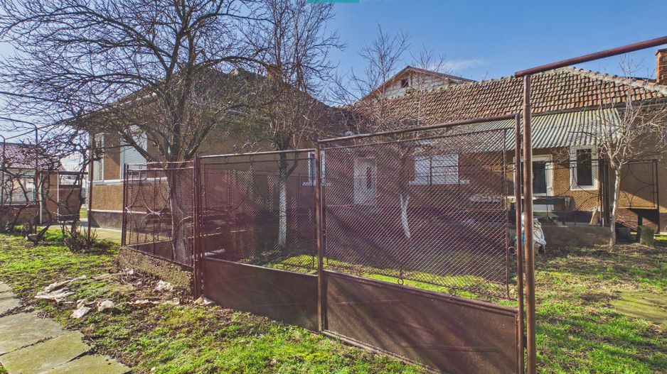 Casă cu 4 camere toate utilitățile și 1150mp teren - Poză 9