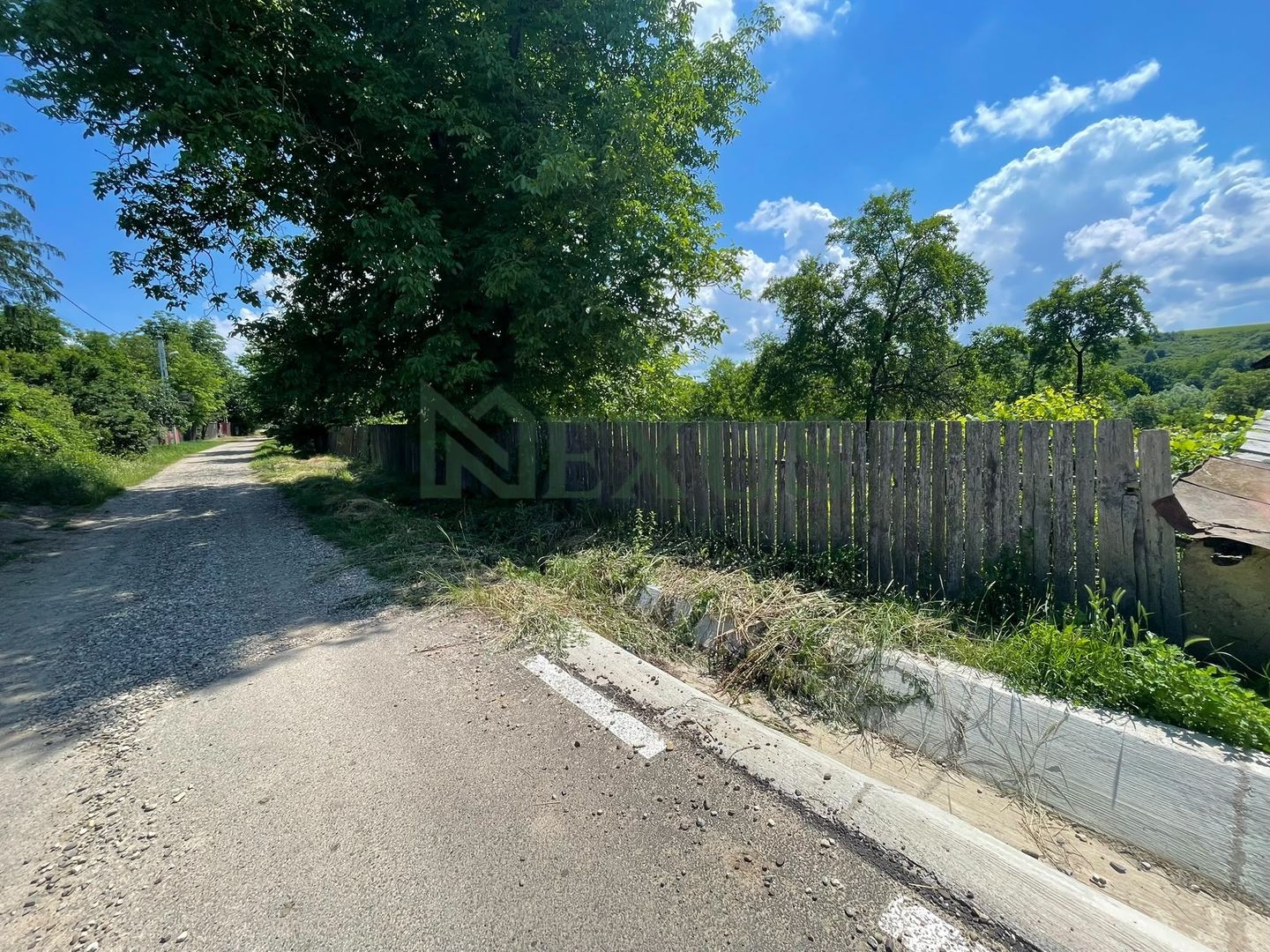 Casă bătrânească cu teren de 3.200 mp în Hertioana de Jos, jud.Bacău - Poză 1