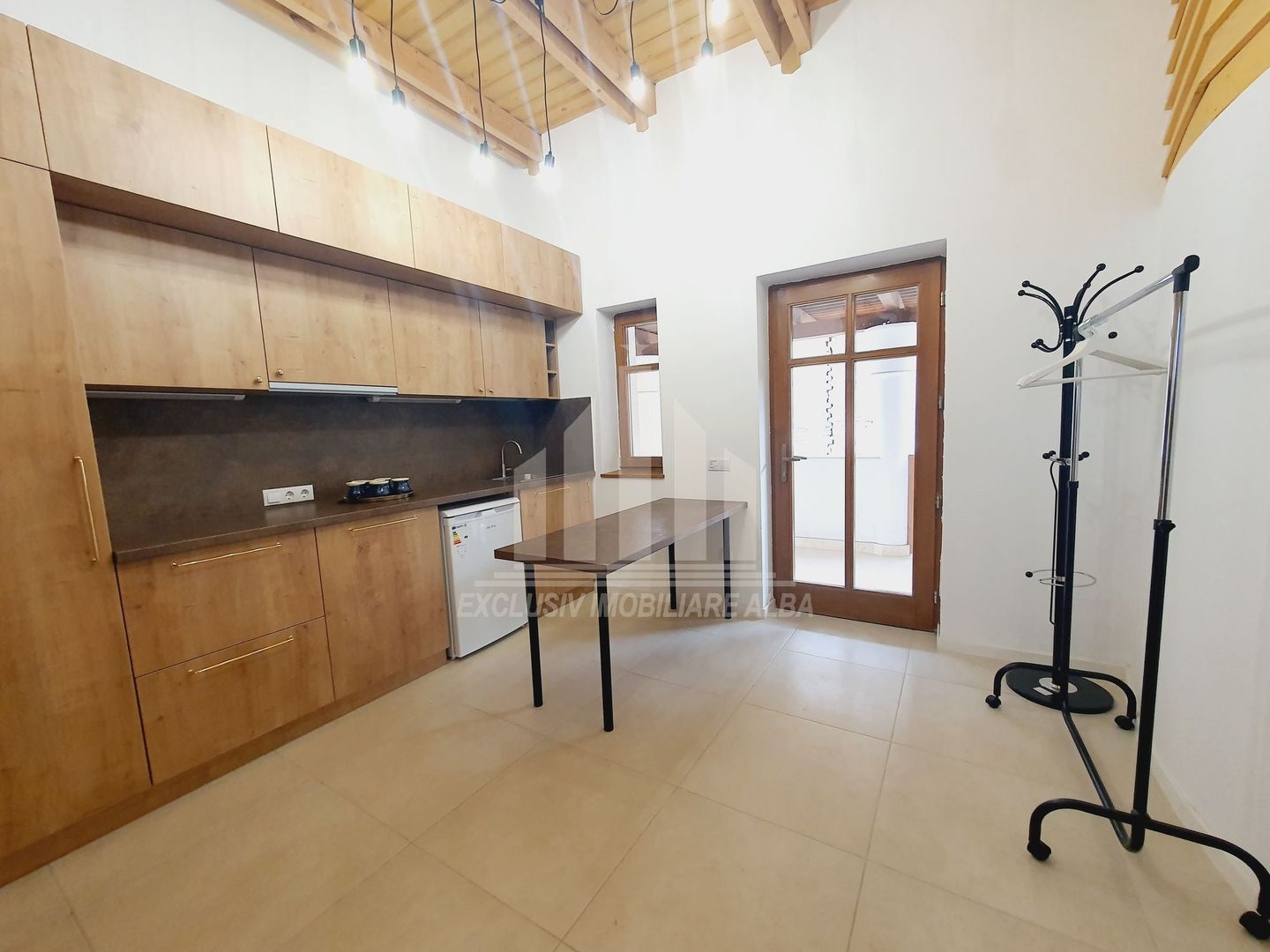 Inchiriez apartament la vila în Aiud - Poză 1