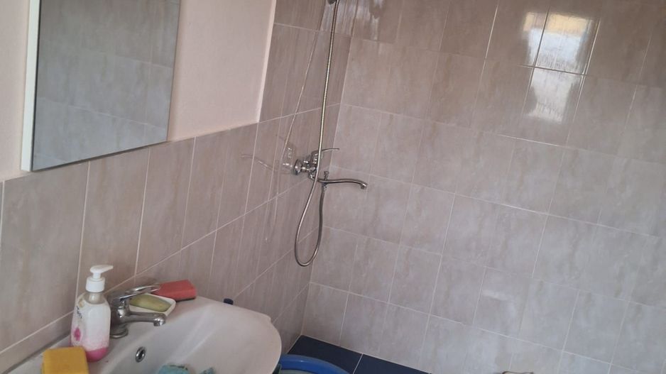 Casa de vânzare in Craciunel la strada principală - Poză 7