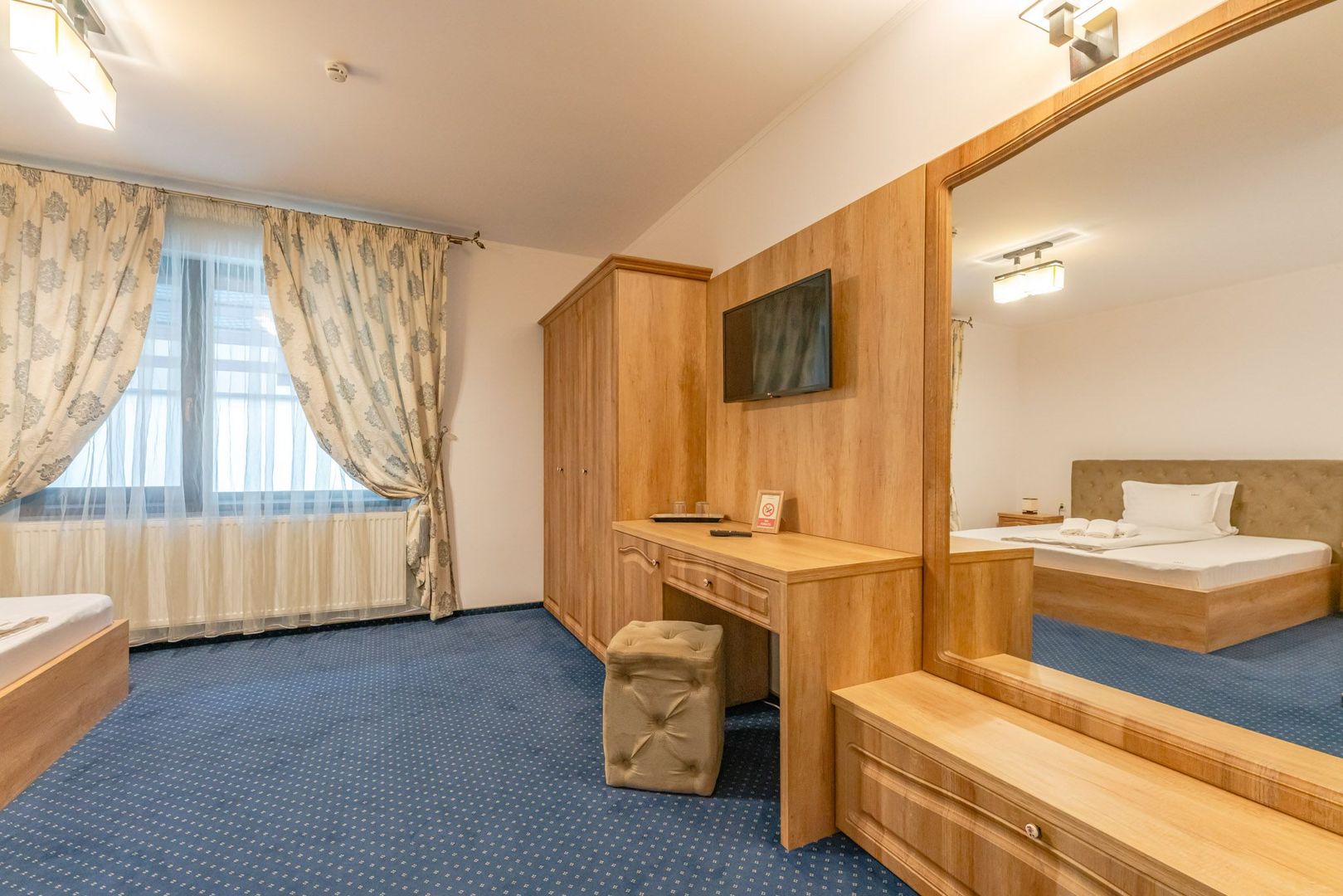 Pensiune Râșnov, 13 camere plus locuință proprietar, zonă Cetate - Poză 23