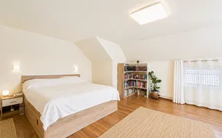 Casă spațioasă cu 8 camere, teren generos, oferă libertate și confort - Poză 14