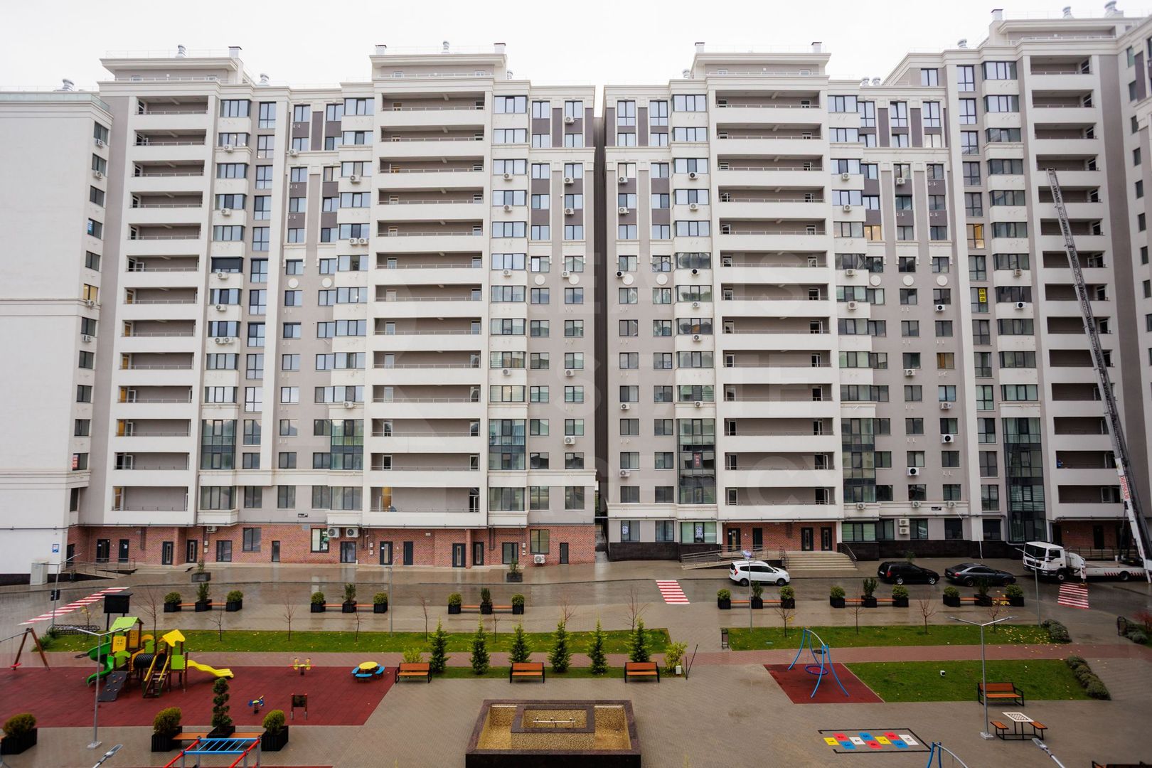 Vânzare, apartament 2 dormitoare,saloncomplexul Exfactor, Vasile Lupu - Poză 1