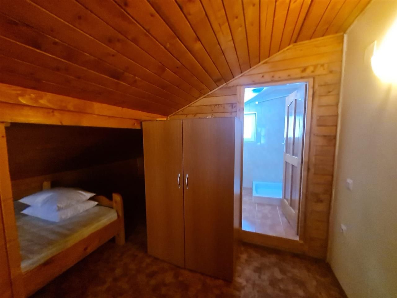 Cu 4.200mp teren, Vila cu potential turistic, in inima Predealului - Poză 32