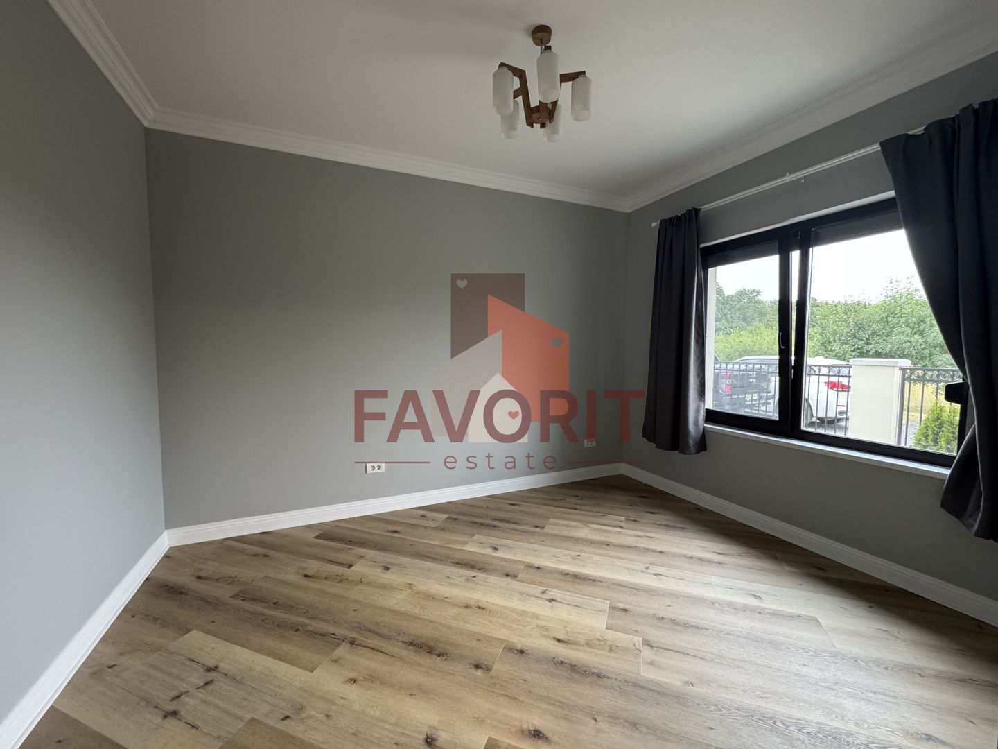 Duplex despartit prin garaj. Zona centrala - langa padure. Mobilat si utilat - Poză 10