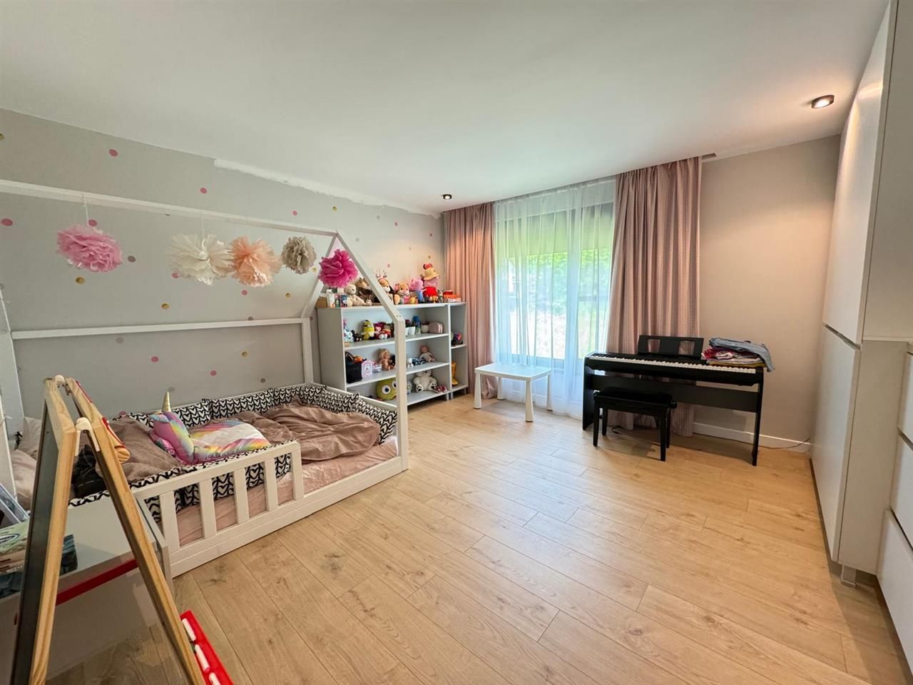 Vila cu arhitectura modera, intr- o oaza de liniste - Poză 9