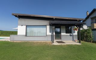 Proprietate Premium cu Două Case și Piscină în Hemeiuș - Poză 5