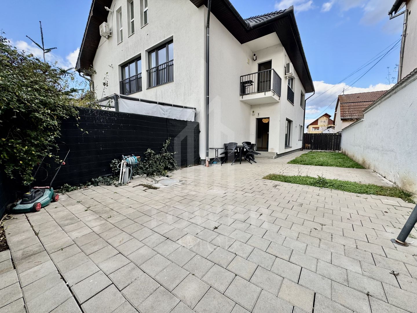 De inchiriat Apartament modern 3 camere cu curte privată şi parcare - Poză 14