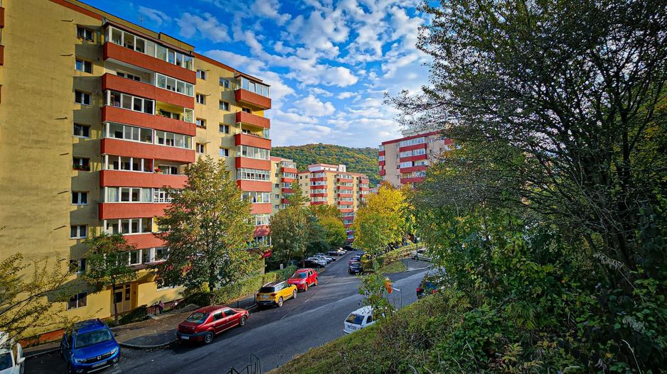 La poalele Tâmpei,  având în apropiere parc, magazine, stație autobuz - Poză 7