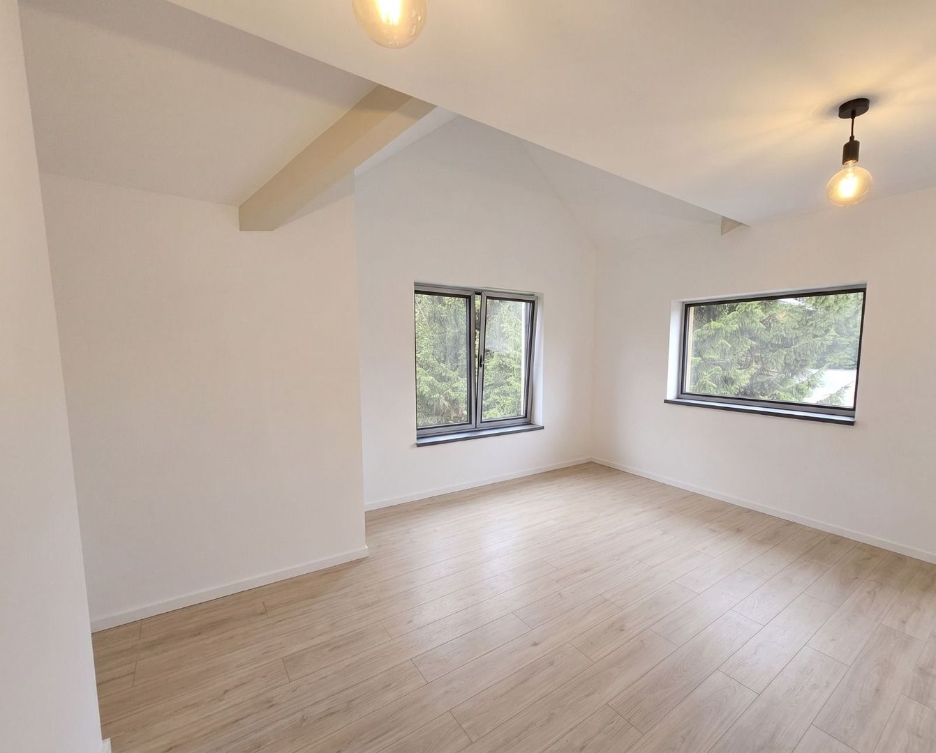 Apartament cu 2 camere 59,40 mp + 30 mp pod - Busteni cartier Zamora - Poză 1