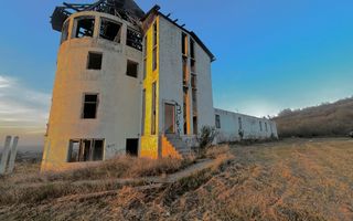 Castel cu vedere panoramică pe dealul Șiriei - Poză 9