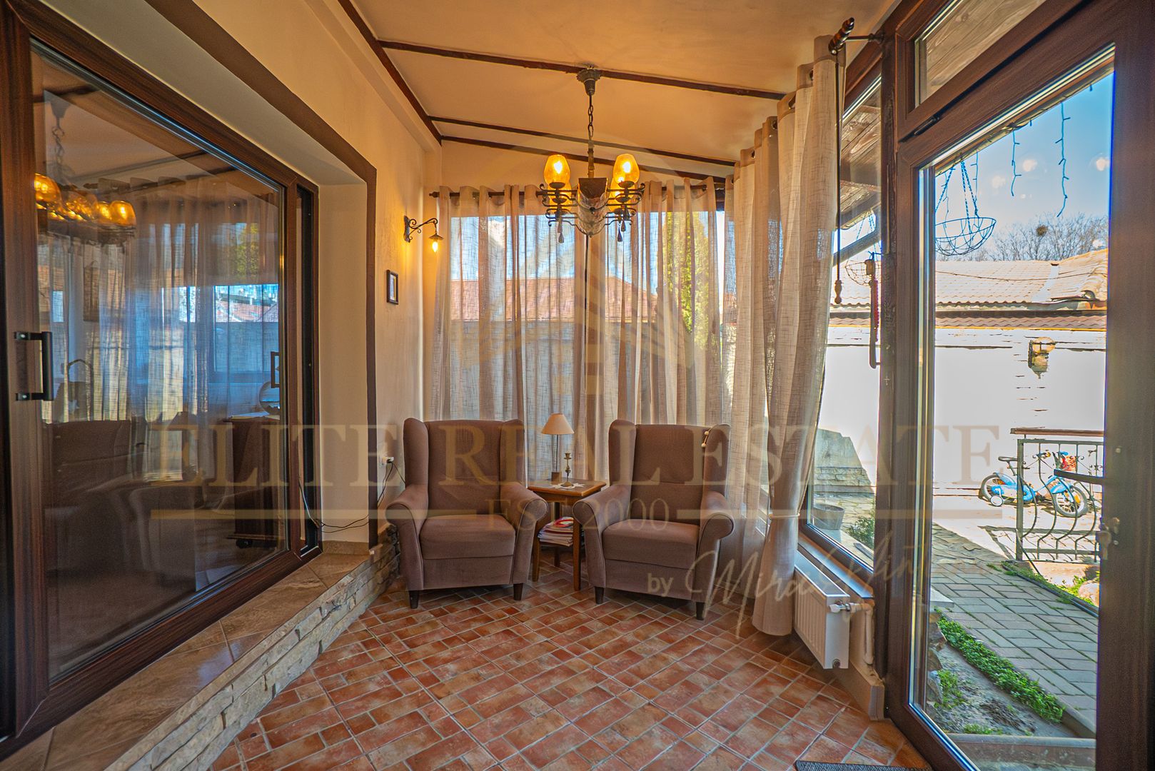 Casa De Vanzare in Palazu Mare - Teren de 455 mp cu Piscina si Garaj - Poză 8