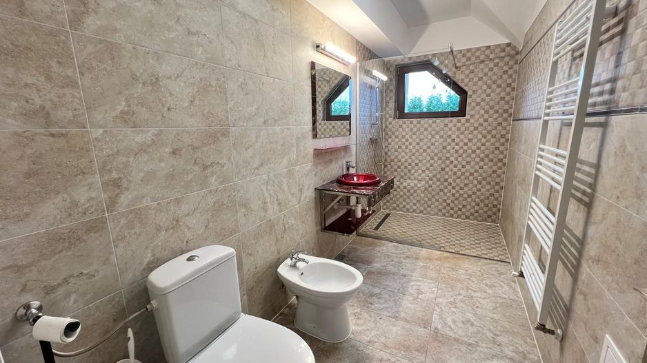 Casa cu 7 camere | 3 balcoane | Garaj | 220 mp + 80 mp curte | Cartier Panorama - Poză 29