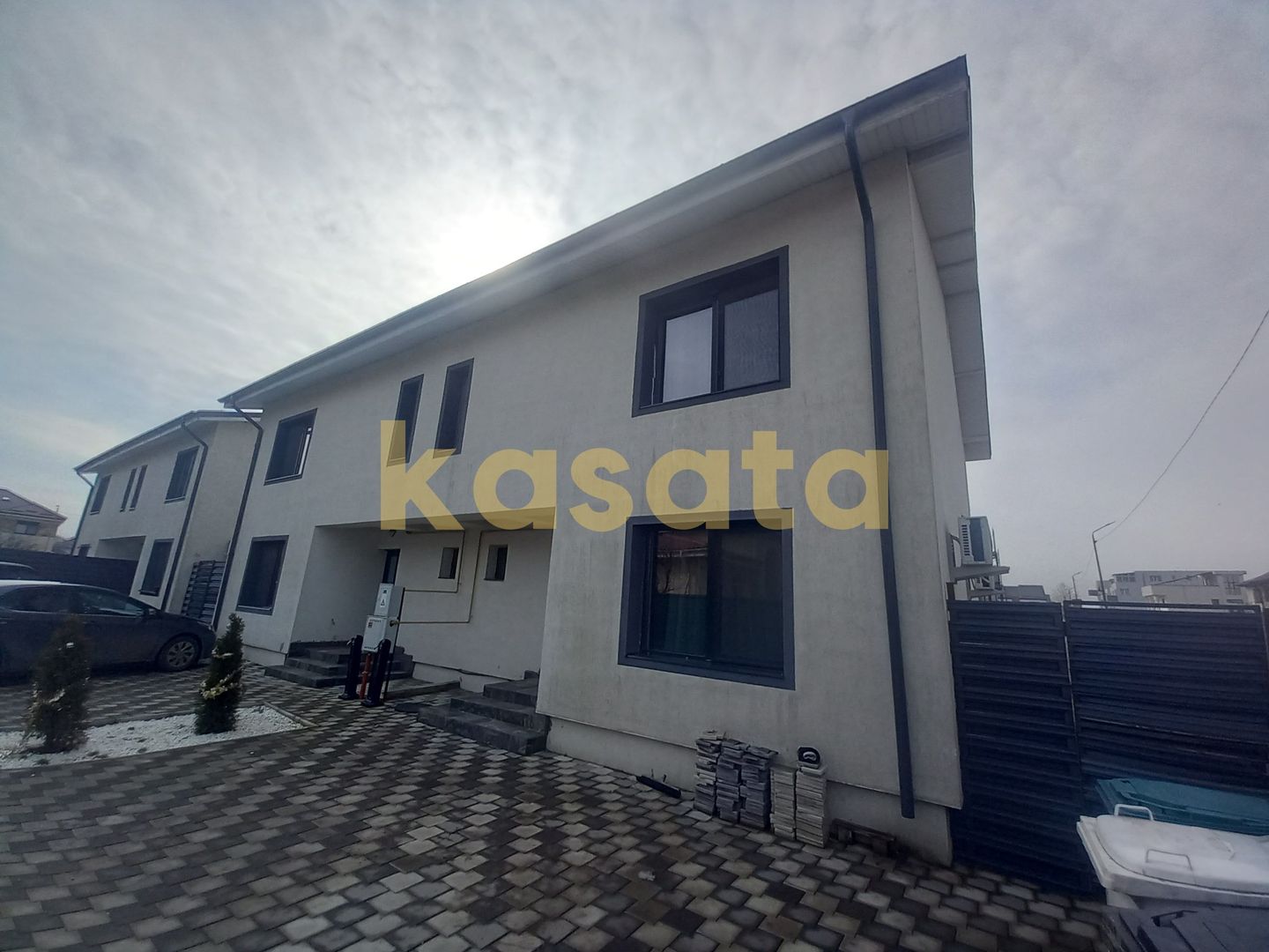 Duplex 4 camere, mobilat si utilat, 2 locuri parcare incluse - Poză 1