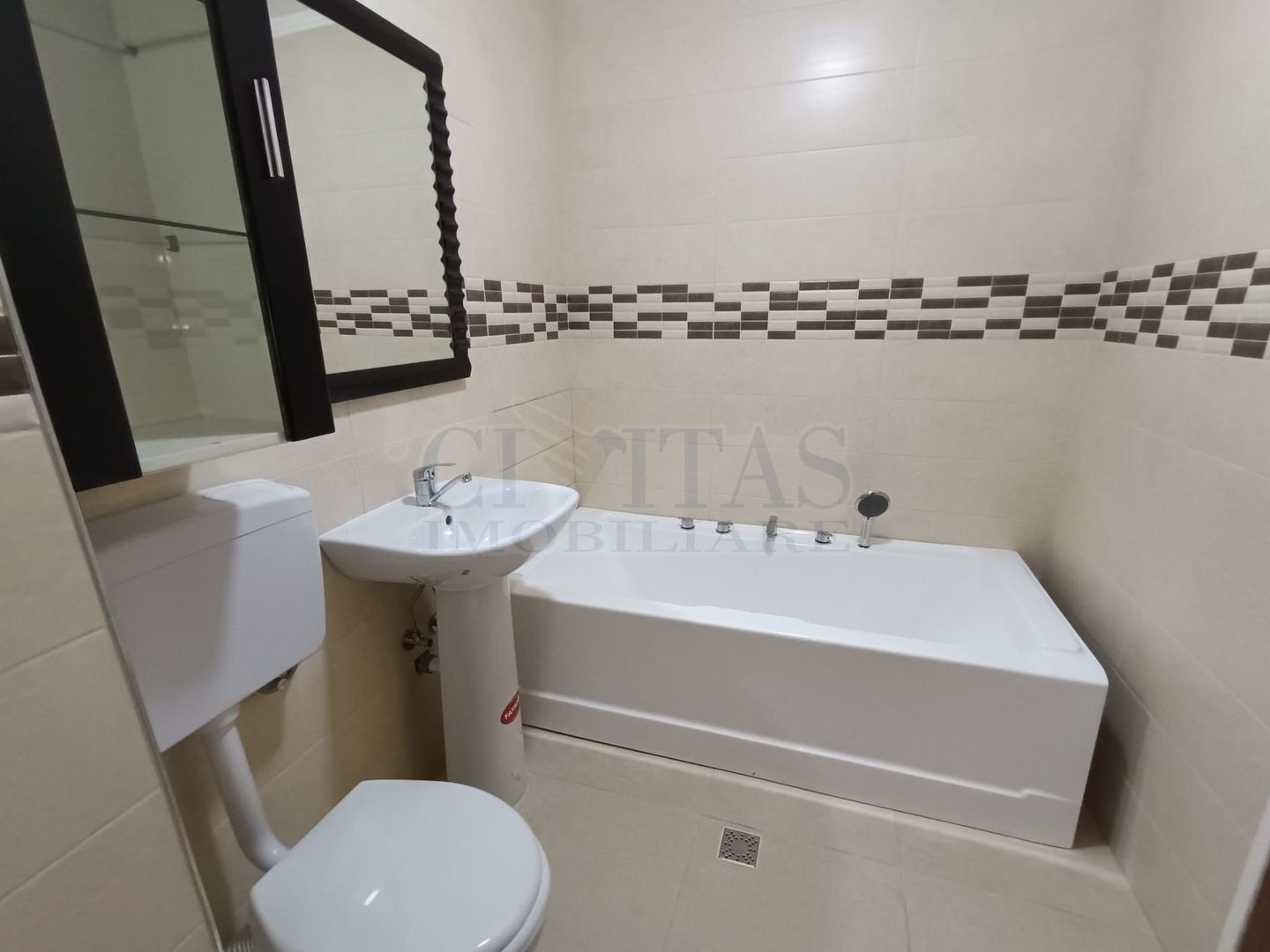 2 camere 45 mp, cu LOC PARCARE SI GRADINA, zona Terra - Poză 5