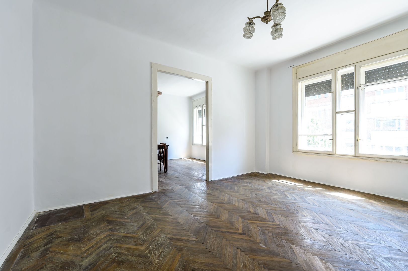 Apartament la etajul 1 în zona Pieței Reconcilierii. - Poză 1