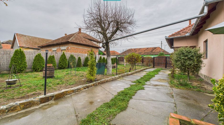 Casă renovată în localitatea Comănești, Arad - Poză 26