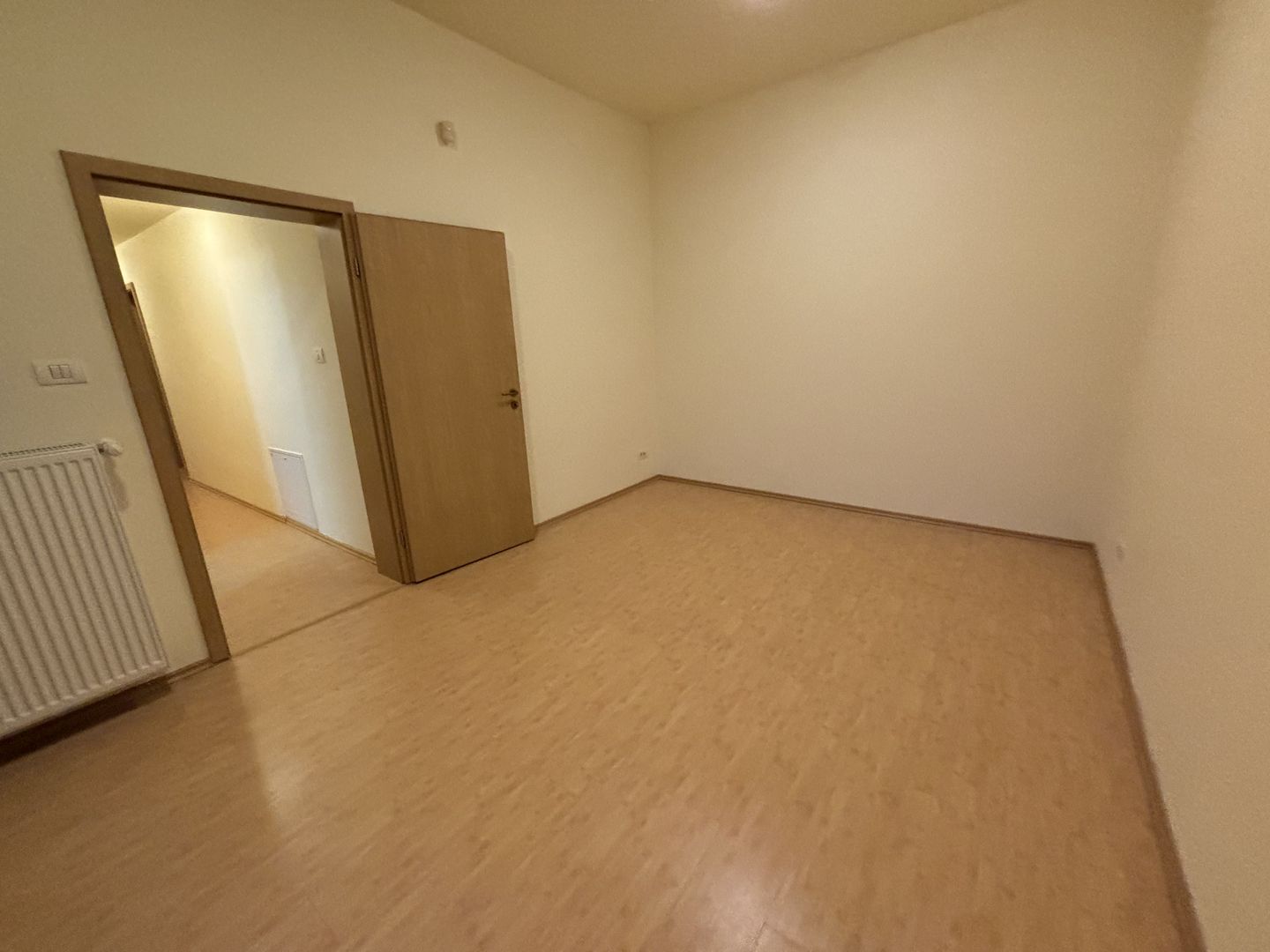 Vila spatioasa ideala pentru diferite activitati sau ptr.locuit -NEMOBILATA - Poză 9