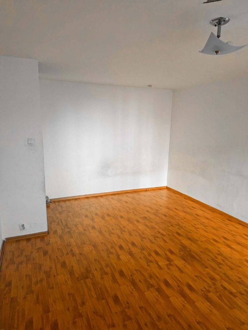 Vanzare Garsoniera spatioasa in Titan, 42mp, 10 min metrou, bloc 1986 - Poză 1