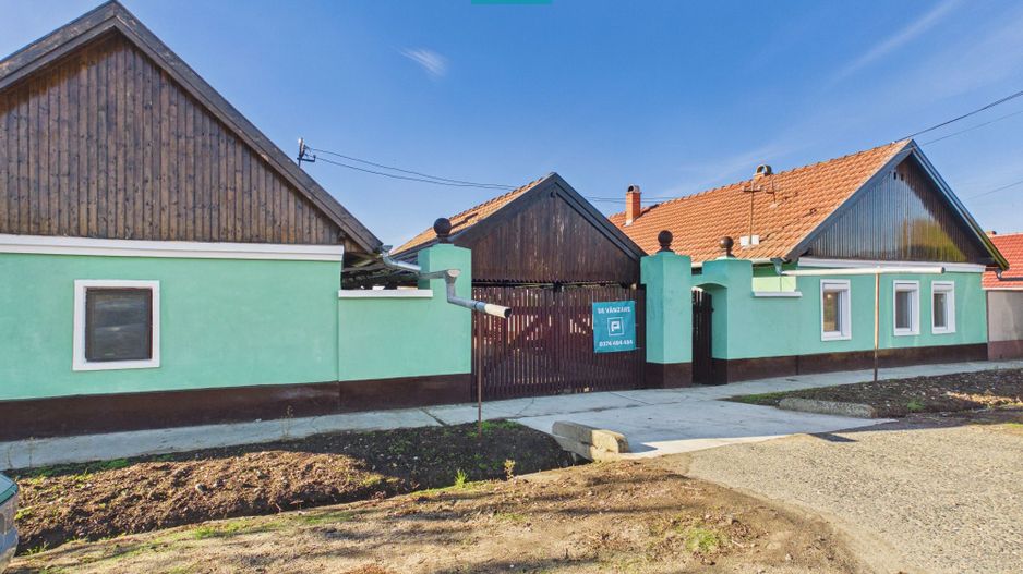 Casă spațioasă cu teren de 2.160 mp. Zerindu Mic - Poză 1