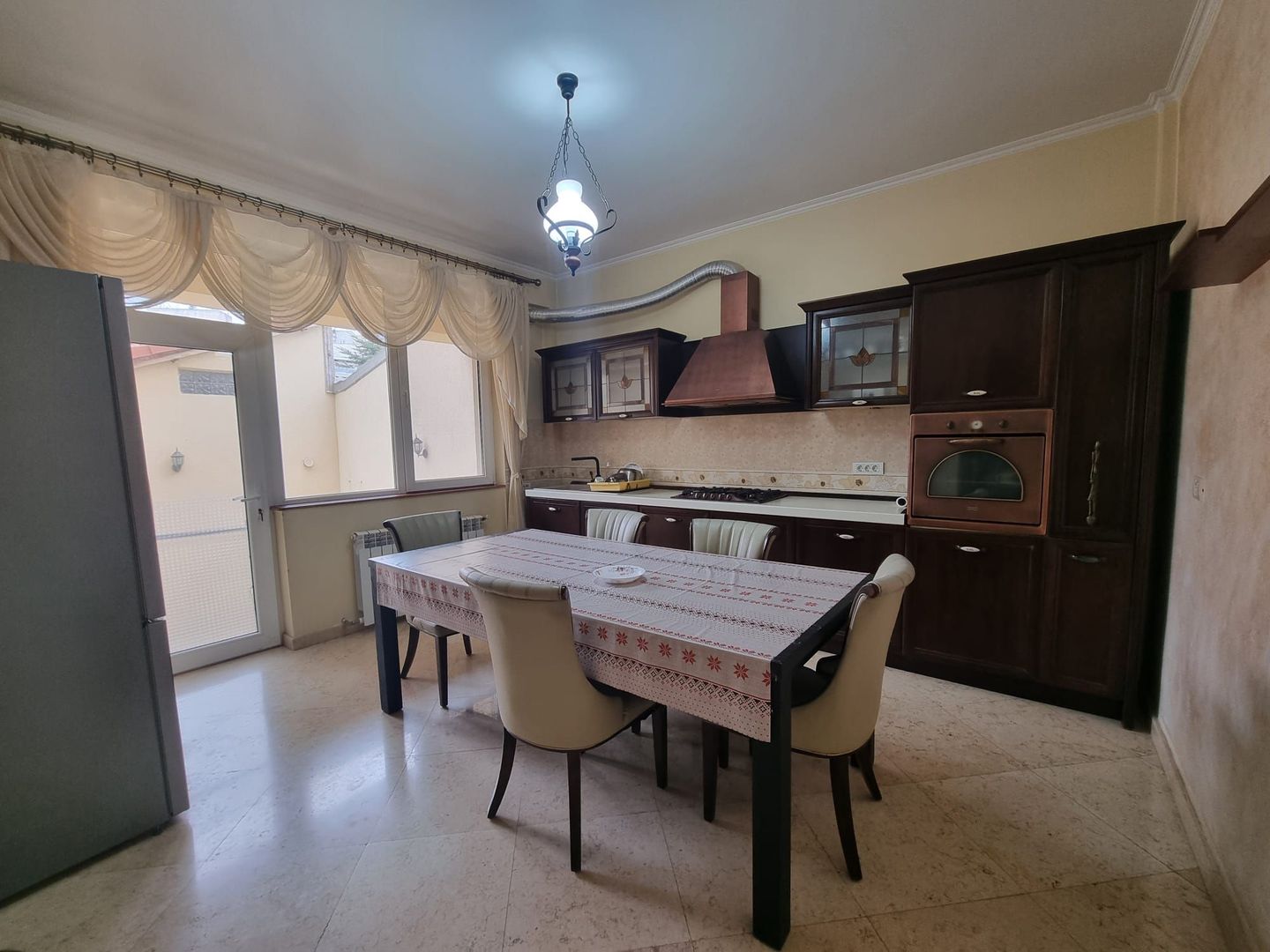 Vila generoasa de inchiriat intr o zona principala a orasului - Poză 15