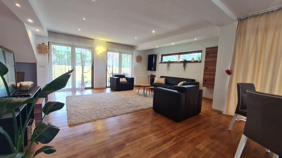 Vila spațioasă și recent renovată în Ghiroda! - Poză 54