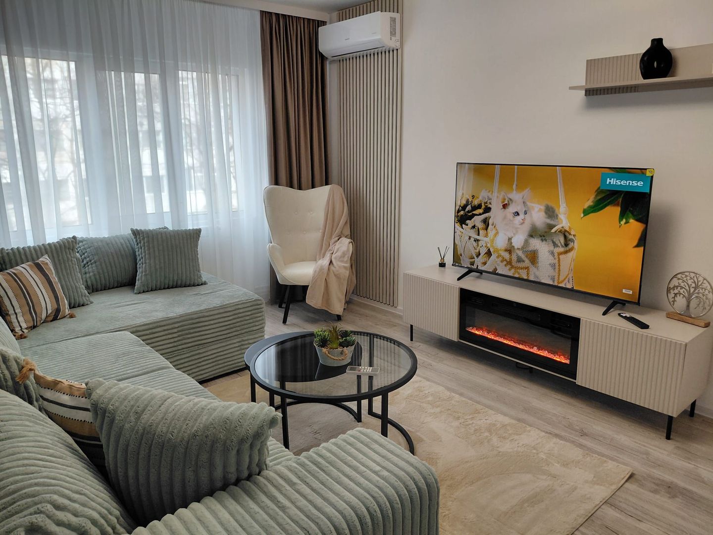 Vanzare - apartament cu 3 camere, Micro 16, renovat, mobilat nou - Poză 1