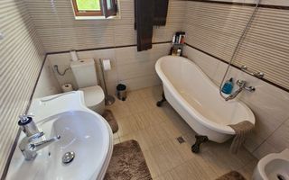 Casă deosebită, cu 5 camere, cu teren de 1132 mp – Cisnădioara - Poză 21