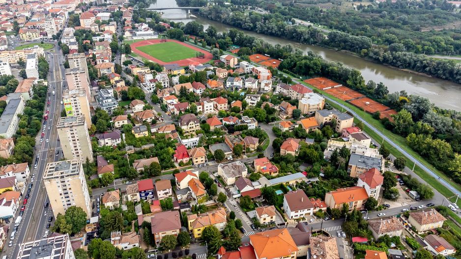 Vilă exclusivistă pe malul Mureșului – design modern si teren generos - Poză 12