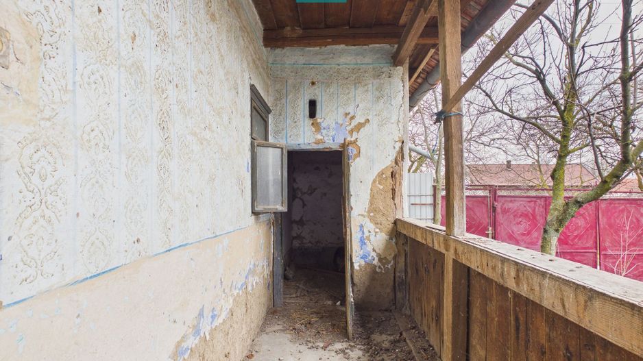 Casă modestă cu 3 camere de renovat în Mișca - Poză 4
