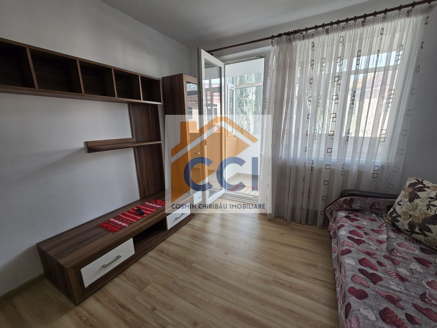 DE VÂNZARE - Apartament cu 2 camere în Bacău - Etaj 1 - Poză 2