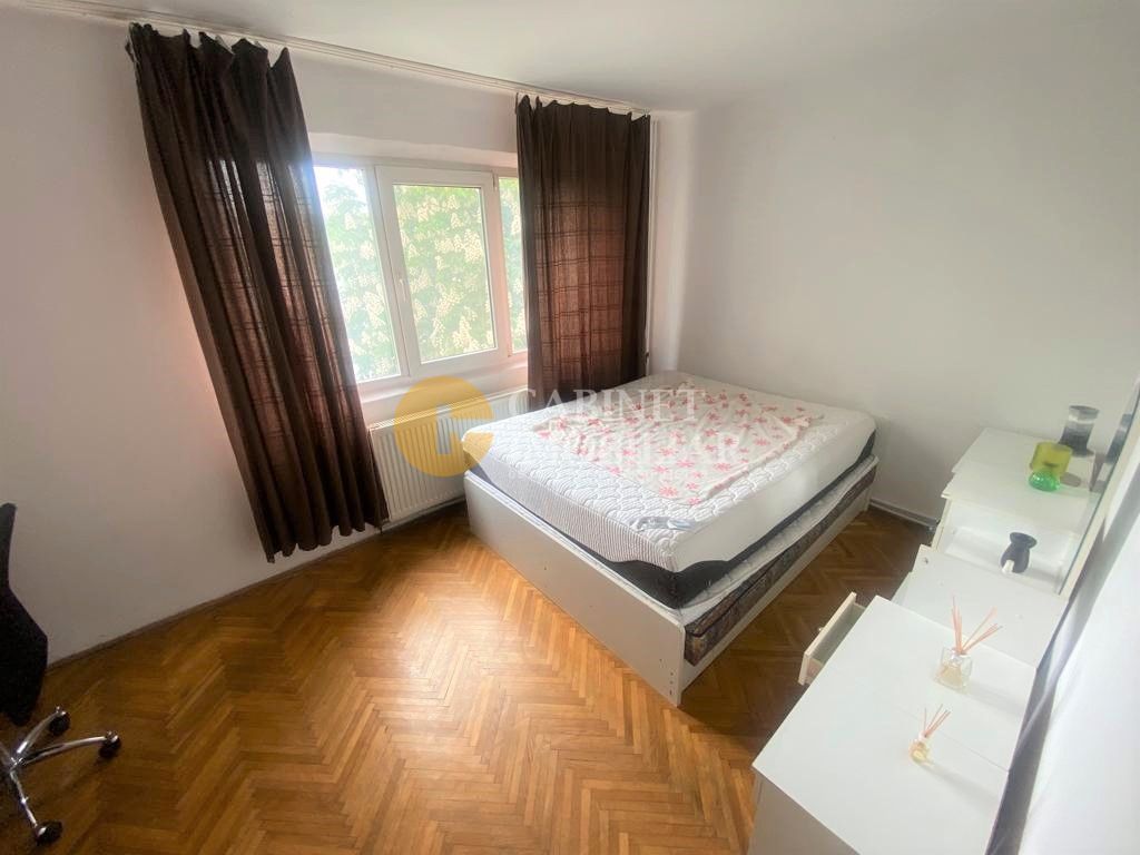 Etaj 3 apartament cu 3 camere zona Pod Ros - Poză 5