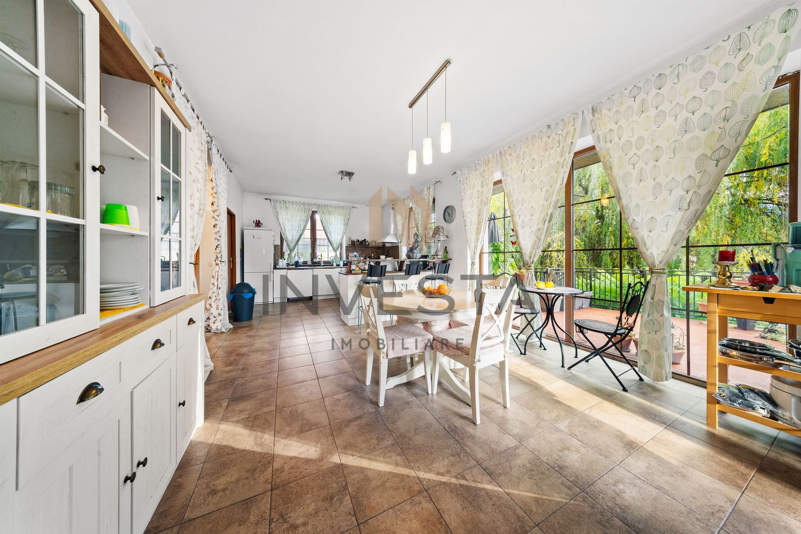 Resedinta impunatoare cu teren generos de 2.012 mp in Buna Ziua! - Poză 2